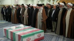 رهبر معظم انقلاب بر پیکر دو قاضی شهید اقامه نماز کردند