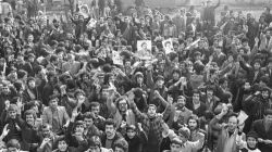 وقتی که انقلابیون پلمپ  مدرسه فیضیه را شکستند