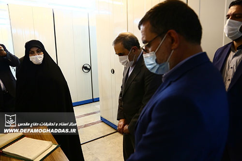 بازدید دکتر ولایتی از مخزن مرکز اسناد و تحقیقات دفاع مقدس 