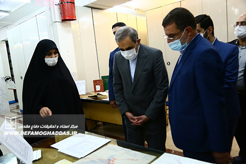 بازدید دکتر ولایتی از مخزن مرکز اسناد و تحقیقات دفاع مقدس 