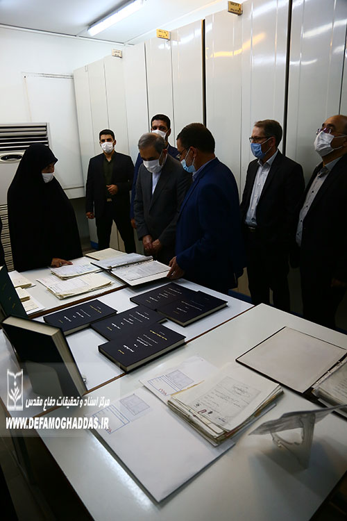 بازدید دکتر ولایتی از مخزن مرکز اسناد و تحقیقات دفاع مقدس 