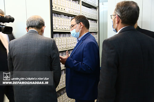 بازدید دکتر ولایتی از مخزن مرکز اسناد و تحقیقات دفاع مقدس 