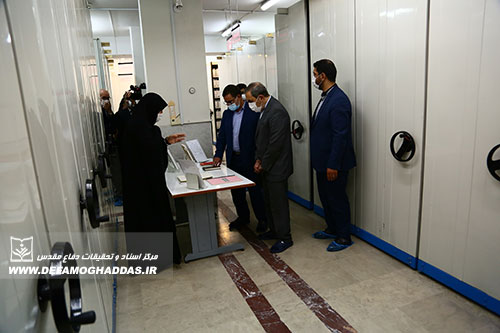 بازدید دکتر ولایتی از مخزن مرکز اسناد و تحقیقات دفاع مقدس 