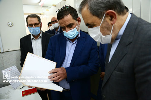بازدید دکتر ولایتی از مخزن مرکز اسناد و تحقیقات دفاع مقدس 