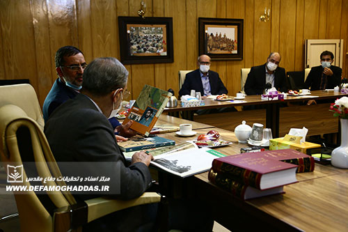 بازدید دکتر ولایتی از مخزن مرکز اسناد و تحقیقات دفاع مقدس 